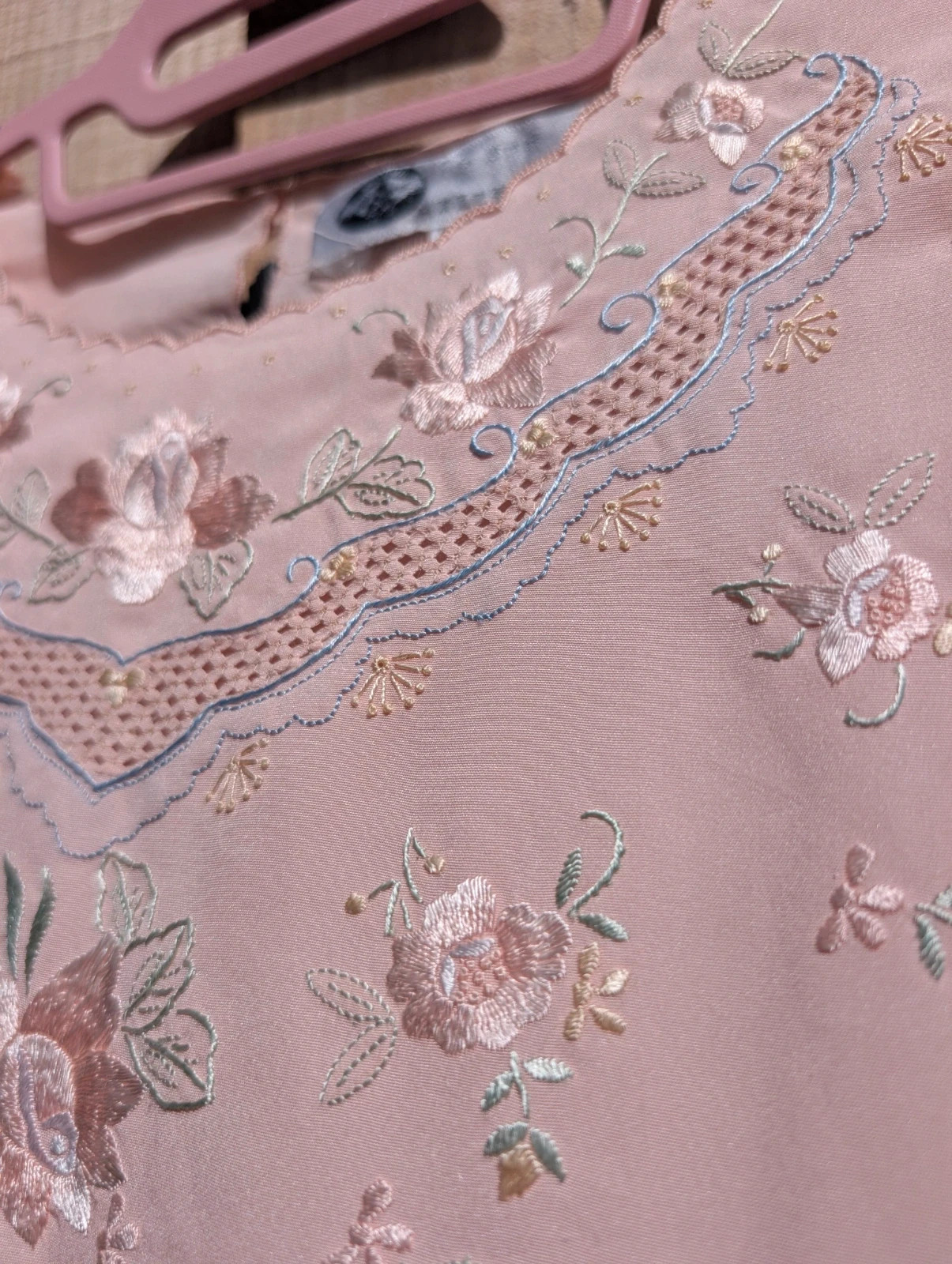 Vintage 1980s/90s Blush Pink Embroidered Blouse Scalloped Neck UK 10-12 - Image 11